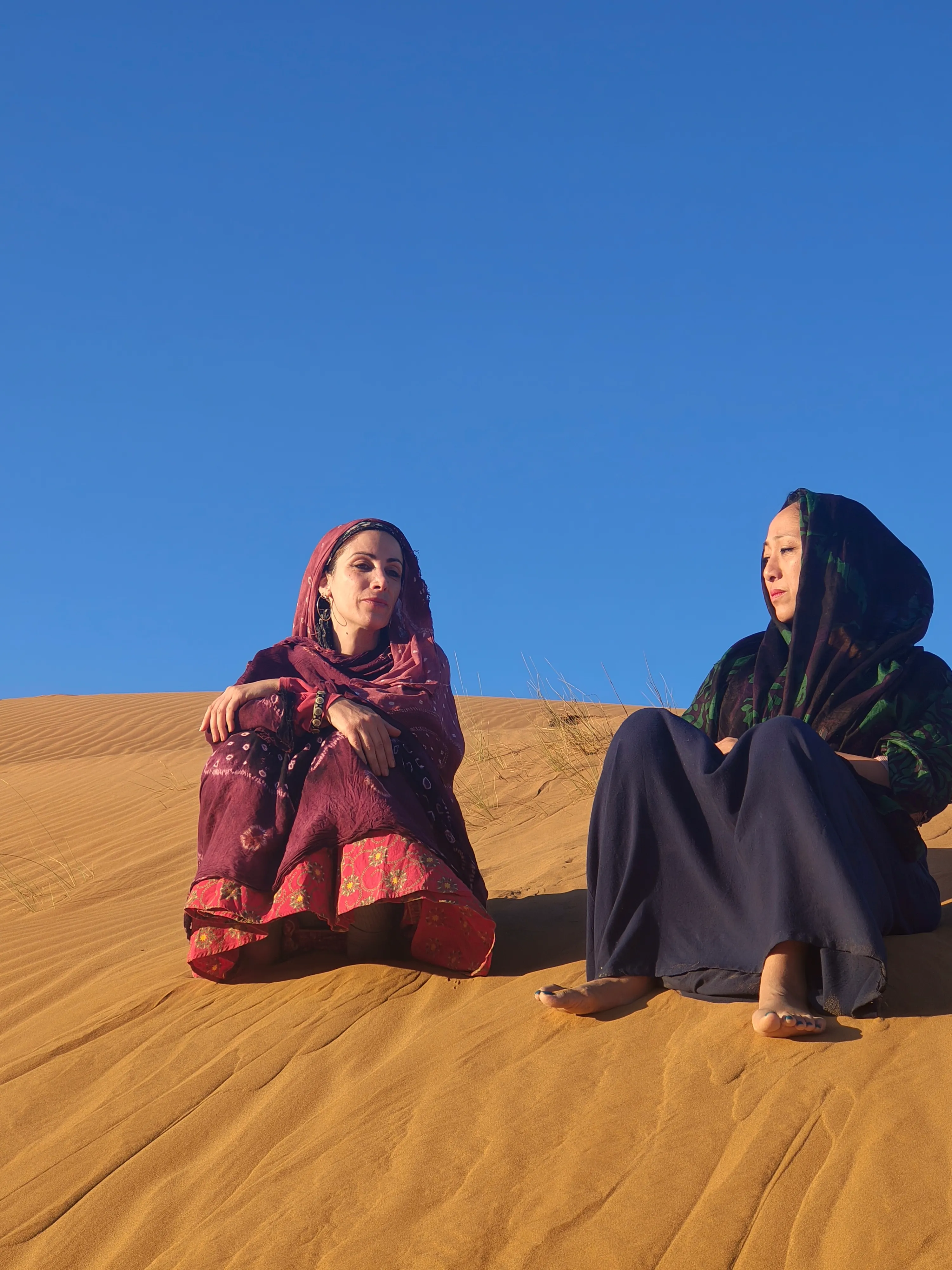 Two Skena guests in conversation during a desert excursion in Morocco